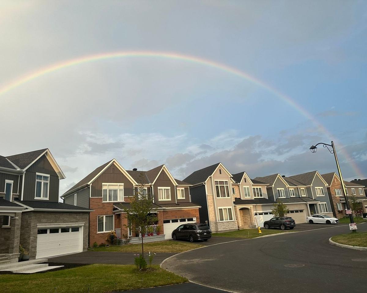 "After the rain comes the rainbow"
Going through some tough times, but always remembering that after the storm comes the rainbow.
----------------
Sau cơn mưa cầu vòng sẽ tới.
Cuộc đời không phải lúc nào cũng màu hồng, nên mình phải cố gắng vì một mai nào đó chúng ta sẽ thành công.
Ảnh chụp hồi chiều hôm qua.
