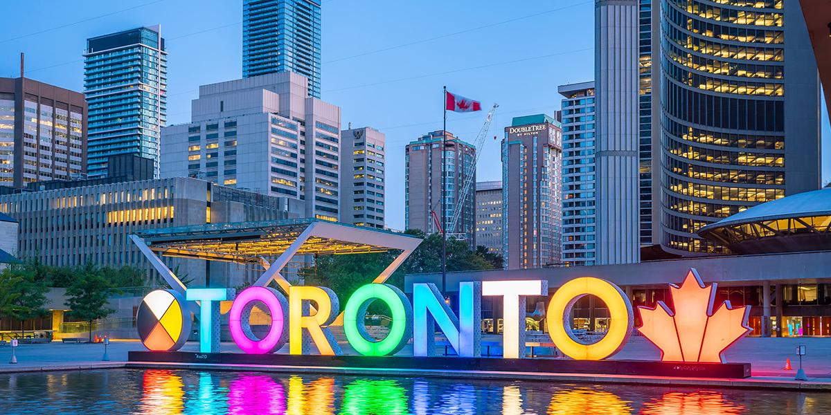 Dear Facebook,
Hành trình du học và định cư Canada với phần đông du học sinh, đặc biệt là du học sinh Việt Nam, là một sự đầu tư của cả thanh xuân và tuổi trẻ. Hành trình này có thể chứa đầy niềm háo hức, phấn khích và niềm tin về sự thành công, song đồng thời cũng là một sự thách thức về khả năng tự lập và sự bền chí. Mỗi du học sinh ở bất cứ quốc gia nào cũng đều có một câu chuyện của cuộc đời du học của mình để kể cho mọi người nghe, nên mình cũng không ngoại lệ.
GIAI ĐOẠN 1: GIAI ĐOẠN CHUẨN BỊ GIẤY TỜ VÀ XIN VISA ĐỂ DU HỌC CANADA.
MY BACKGROUND:
- TỪNG RỚT VISA DU HỌC 2 LẦN hồi năm 2014 và 2015 vì hồ sơ mình gặp vấn đề về chứng minh tài chính
- 18 tuổi, độc thân (chưa có bồ chính thức bao giờ :P)
- Tốt nghiệp trường cấp 3 bình thường Sài Gòn (hồ sơ cấp 3 không có gì đặc biệt ngoài mấy giải thể thao cấp quận xàm xàm) vào năm 2015 (niên khóa 2012-2015):
o GPA Lớp 10: 7.8
o GPA Lớp 11: 7.6
o GPA Lớp 12: 7.5
- Thi THPTQG khối A1 và D (Năm 2015). Khối A1 (Toán 8.25đ, Lý 7.5đ, Ngoại Ngữ 9.75đ) và Khối D (Ngữ Văn 4.5đ)
- Với số điểm thi THPTQG trên, mình đậu vào ngành Computer Science (Chất Lượng Cao) ở Đại Học Bách Khoa TP.HCM (năm đó trường lấy 23.75đ)
- IELTS 6.5 Overall (05-2016): Listening 6.0, Reading 7.0, Writing 6.5, Speaking 5.5.
CHUẨN BỊ GIẤY TỜ
Mình bắt đầu việc chuẩn bị giấy tờ du học khi biết được Canada đang có chương trình Canada Express Study (CES), giúp cho những du học sinh tiềm năng đi du học mà không cần chứng minh tài chứng. Những gì mình cần phải nộp là:
- Giấy nhập học từ 1 trường ở Canada
- Đóng trước 1 tiền học năm học phí (CAD 14,000)
- Mở ngân hàng Scotiabank ở Canada và có tài khoản đầu là CAD 10,000
- IELTS 6.0 (không band nào dưới 5.5) để học college, còn university thì 6.5 Overall (không band nào dưới 6.0)
- Khám sức khỏe và xin lý lịch tư pháp số 2
- Có passport còn hiệu lực
Khi chuẩn bị giấy tờ thì mình có nhờ dịch vụ tư vấn du học Canada ở TP.HCM để giúp mình làm hồ sơ thủ tục xin nhập học.
Bên dịch vụ có yêu cầu mình viết Study Plan, tuy nhiên khi mình nộp xin Visa ở đường Pasteur thì người ta không nhận Study Plan Letter của mình. Thay vì đó, họ chỉ lăn tay lấy sinh trắc học thôi, mà lạ thay, mà phải lăn đến tận 3 lần mới thành công (2 lần đầu tượng trưng cho 2 lần mình fail Visa, lần thứ 3 mới pass), nên mình đã cảm thấy trong lòng có điềm là lần này mình sẽ pass visa du học thật.
Nếu mình nhớ không lầm là đúng 8 ngày sau đó, họ nhắn tin cho mình qua điện thoại yêu cầu lên Visa Processing Centre ở đường Pasteur để lấy hồ sơ. Đúng với cảm giác “3 lần lăn tay hôm bữa”, mình đậu Visa du học Canada thật mọi người ạ (Bên Canada chỉ trả 1 cái passport cùng với cái Visa được dán trên đó thôi, khác với những fail trước, họ trả toàn bộ hồ sơ giấy về). Lúc đó là 2h chiều ngày 25/7/2016, trời đổ một cơn mưa ào xuống trong sự vỡ òa hạnh phúc của mình, mà đâu biết rằng đó chỉ là sự bắt đầu của một cơn ác mộng khác kéo dài.
Sau khi đậu Visa, mình xin bảo lưu kết quả học tập ở trường đại học để chuẩn bị lên đường du học, dù biết rằng hành trình phía trước là cực kỳ gian khổ và đầy khó khăn, nhưng mình chưa bao giờ nghĩ rằng mình sẽ quay lại đại học ở Việt Nam một lần nào nữa.
Tháng 8/2016, mình sắp xếp các cuộc hẹn với bạn bè ở Việt Nam lần cuối trước lên đường sang Canada để chuẩn bị nhập học ngành Computer Engineering ở 1 trường college ở Ontario vào kì Fall 2016. Cảm xúc lúc ấy lâng lâng lắm mọi người ạ, mình kiểu không biết nên vui hay buồn. Vui vì mình được tận hưởng 1 môi trường mới, 1 nền giáo dục mới – với cách tư duy và tiếp cận vấn đề mới, trong khi mình buồn vì không còn được ở bên những người thân yêu và nói chuyện hằng ngày như ba mẹ, những đứa bạn thân thời cấp 3, và những đứa bạn mới quen thời đại học.
Ở bài tiếp theo mình sẽ viết về “hành trình 20h bay” nổi tiếng của những ai từng là du học sinh Việt Nam ở Canada và những ngày đầu đến Canada.
------- (ENGLISH BELOW)--------
The journey of studying abroad and settling in Canada for most international students, especially Vietnamese students, is an investment of their youth and early adulthood. This journey may be filled with excitement, enthusiasm, and belief in success, but at the same time, it is also a challenge in terms of self-reliance and perseverance. Every international student in any country has a story of their study abroad life to share, and I am no exception.
PHASE 1: PREPARING DOCUMENTS AND APPLYING FOR A STUDY VISA IN CANADA.
MY BACKGROUND:
• I was rejected for a study visa TWICE in 2014 and 2015 due to financial proof issues in my application.
• 18 years old, single (never had an official girlfriend :P)
• Graduated from a regular high school in Saigon (nothing special in my high school transcript except for some district-level sports awards) in 2015 (class of 2012-2015):
o GPA Grade 10: 7.8
o GPA Grade 11: 7.6
o GPA Grade 12: 7.5
• Took the National High School Exam for A1 and D majors (2015). A1 Major (Math 8.25, Physics 7.5, Foreign Language 9.75) and D Major (Literature 4.5)
• With the above exam scores, I was admitted to the Computer Science (High Quality) program at Ho Chi Minh City University of Technology (the school's cut-off score was 23.75 that year).
• IELTS 6.5 Overall (05-2016): Listening 6.0, Reading 7.0, Writing 6.5, Speaking 5.5.
PREPARING DOCUMENTS
I began preparing my study abroad documents when I learned that Canada had a Canada Express Study (CES) program, which allowed potential international students to study without needing to prove their financial situation. What I needed to submit were:
• An acceptance letter from a Canadian school
• Pay the tuition fee for one academic year in advance
• Open a Scotiabank account in Canada with an initial balance of CAD 10,000
• IELTS 6.0 (no band below 5.5) for college, and 6.5 Overall (no band below 6.0) for university
• Health check and criminal record check No. 2
• A valid passport
When preparing the documents, I asked for assistance from a Canadian study abroad consultancy service in Ho Chi Minh City to help me with the application process. The consultancy service required me to write a Study Plan, but when I submitted my visa application at Pasteur Street, they did not accept my Study Plan Letter. Instead, they only took my biometrics, and strangely enough, I had to do it three times before it was successful (the first two times symbolized my previous visa rejections, and the third time was a success), so I had a feeling that I would finally pass my study visa this time. If I remember correctly, exactly eight days later, they texted me to go to the Visa Processing Centre on Pasteur Street to pick up my documents. True to my "three biometrics attempts" feeling, I was indeed granted a Canadian study visa (Canada only returns a passport with a visa sticker, unlike my previous rejections, where they returned all my paper documents). It was 2 pm on July 25, 2016, and it was pouring rain outside as I celebrated my happiness, not knowing that it was just the beginning of another long-lasting nightmare.
After obtaining the visa, I requested a leave of absence from my university to prepare for my journey to study abroad, knowing that the path ahead would be extremely difficult and challenging, but I never thought that I would return to university in Vietnam again.
In August 2016, I arranged farewell meetings with friends in Vietnam for the last time before departing for Canada to start my studies in Computer Engineering at a college in Ontario for the Fall 2016 semester. My emotions at that time were quite mixed, as I didn't know whether to feel happy or sad. I was happy to experience a new environment and a new education system with different ways of thinking and problem-solving, while I was sad to leave behind my loved ones and daily conversations with my parents, high school friends, and new acquaintances from university.
In my next post, I will write about the famous "20-hour flight journey" experienced by Vietnamese international students in Canada and my initial days in the country.